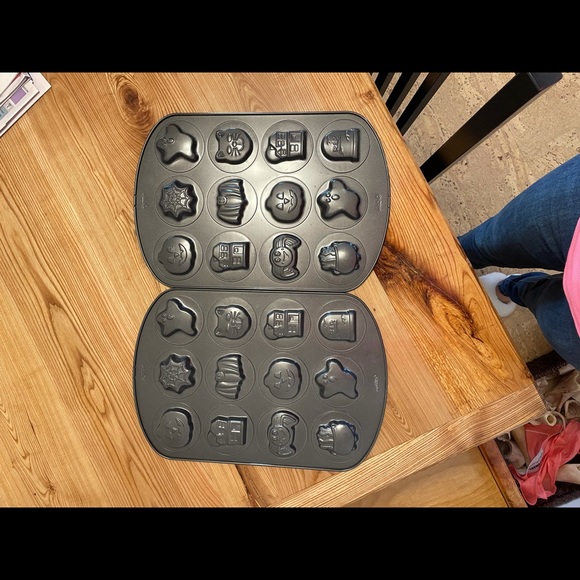 Like new Wilson Halloween cookie trays - Picture 2 of 2